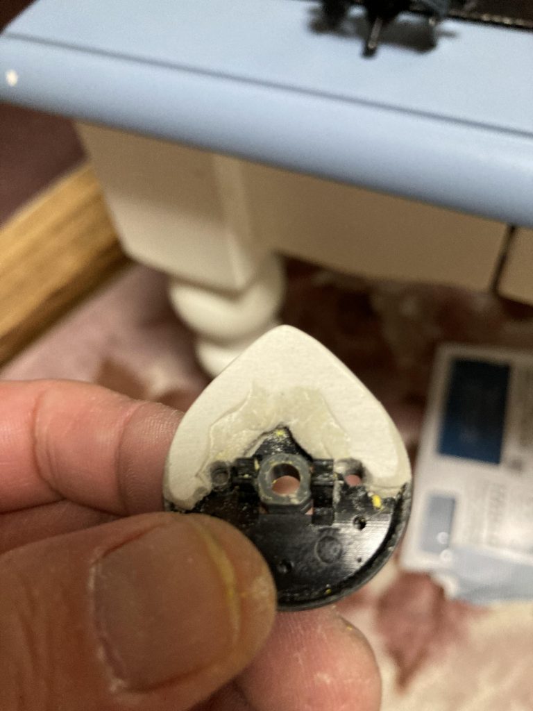 モノアイのシール貼るパーツを内側から削り薄くしたトコにネオジム瞬着してパテで無理矢理くっ付けました