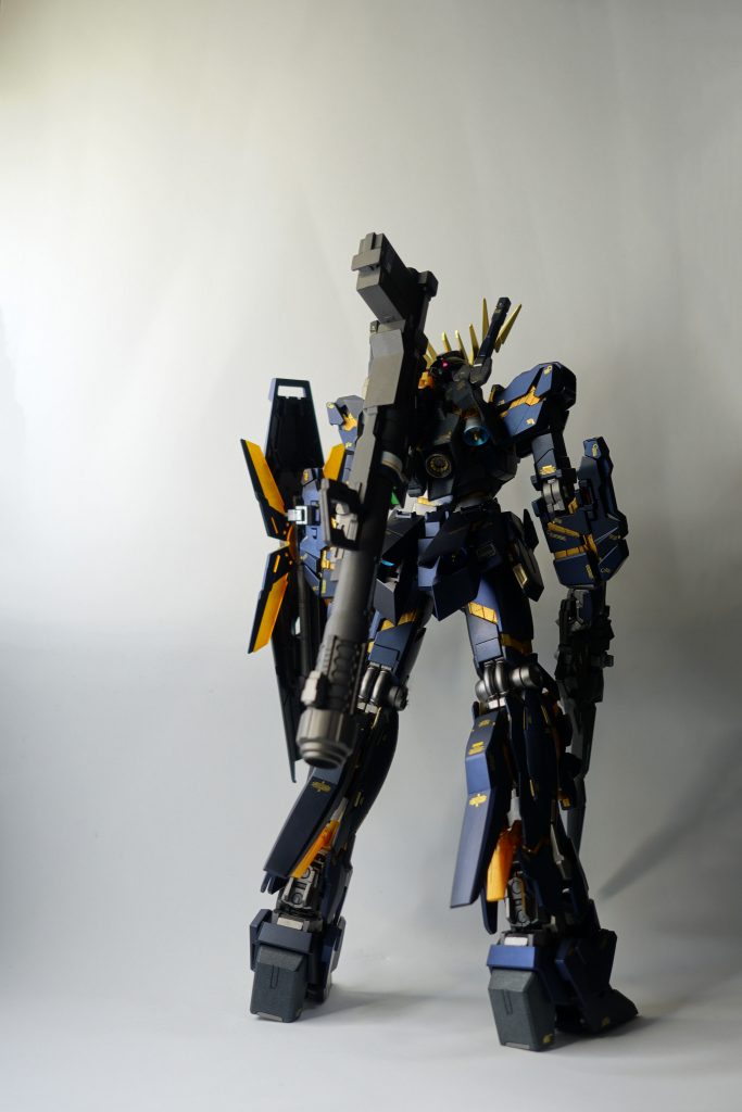 ライフルとバズーカの塗り分けはマスキングしながらガンダムマーカーエアブラシシステムで。色々汚さず塗装できるので便利です。