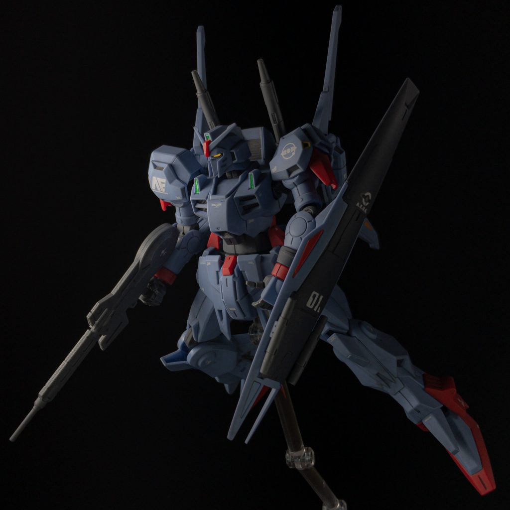 黒背景の飛行ポーズで〆シンプルで作りやすかったです。バインダーの合わせ目は、今回はスルーしましたが、次は消した方がいいですね。いずれ8号機を作りたいものです。