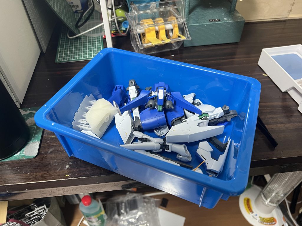 カスタム1号機製作時に頭部を２つ出力していたので、この状態で1週間ほど待機させていました。