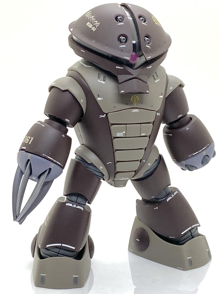 前から見ますと確かに可愛らしい感じですがガンダムやジムより一回りは大きくて甘く見ますと一撃でやられてしまうと思います。ジオノグラフィーではズゴックやゾゴックは商品化されましたがアッガイは商品化されなかったのでカトキ氏のジオン系デザインによくあります四角が入ったコーションデカールを貼るとなんとなくそれっぽくなりますがどの位置にどのマークがあるという法則性は無いので難しい所もあります。