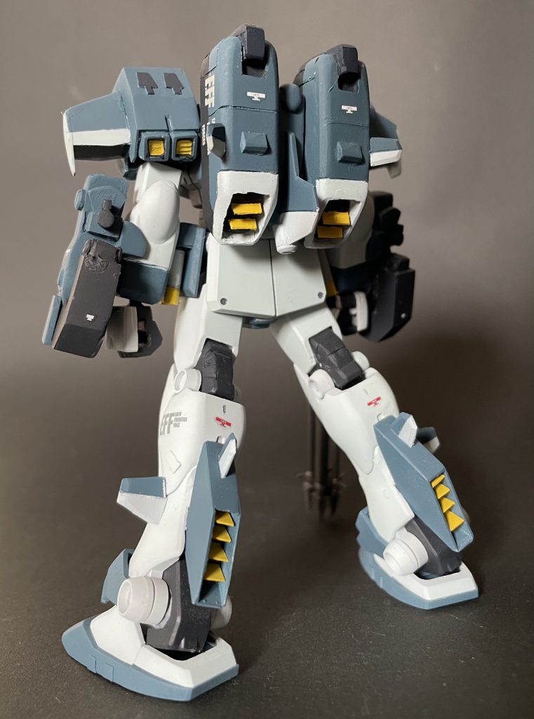 バックパックはプラ板積層からの削り出しで、DAISOおゆまる君→UVレジン複製です。左右腕部のアンカーや肩装甲のダクトパーツも同様にUVレジン複製しました。レジン複製は敷居が高いイメージがある方も多いと思いますが、百均素材で手軽に安く使えるので、失敗してもいいぐらいの気持ちでトライされてみてはと思います。同じ形状のパーツを2個3個用意しなくてはいけない場合に有効ですね。