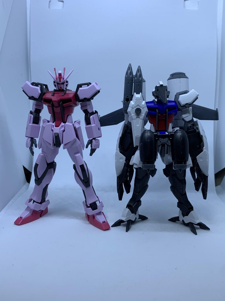 お菓子のおまけのストライクと比較。全長が一回り小さいです。