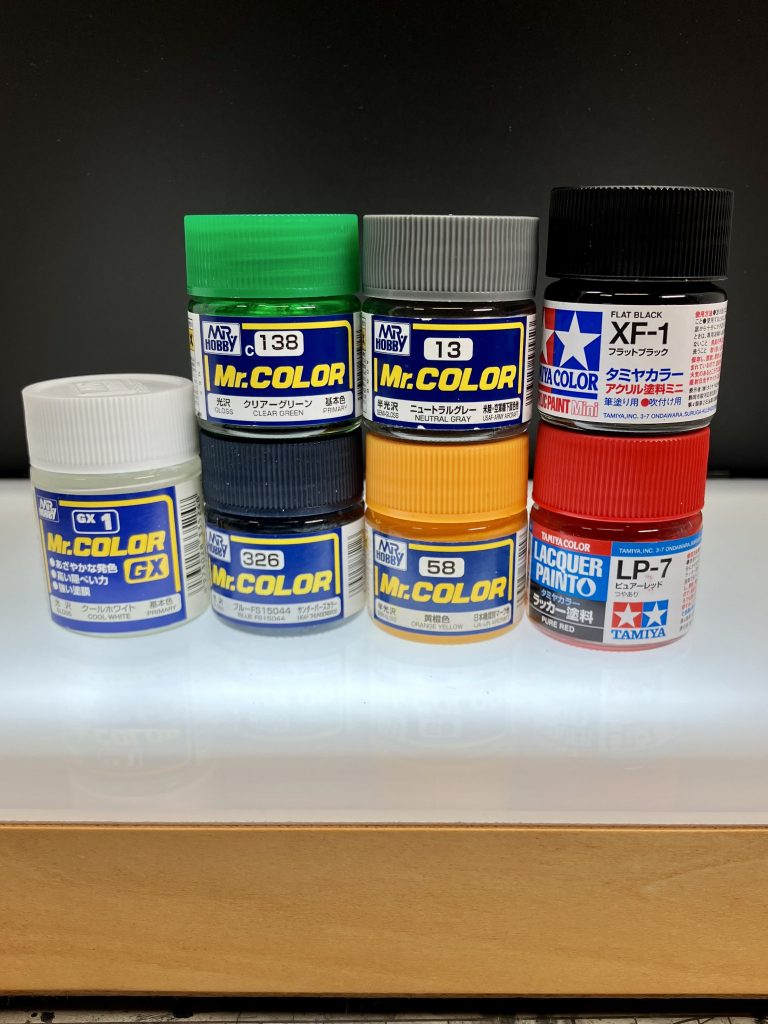 使った塗料です。白…黒サフ下地＋Mrカラークールホワイト紺…グレーサフ下地＋Mrカラー326赤…ピンクサフ下地＋タミヤラッカーLP-7ピュアーレッド黄…ピンクサフ下地＋Mrカラー58関節…黒サフ下地＋Mrカラー13カメラアイ…クールホワイト＋Mrカラー138