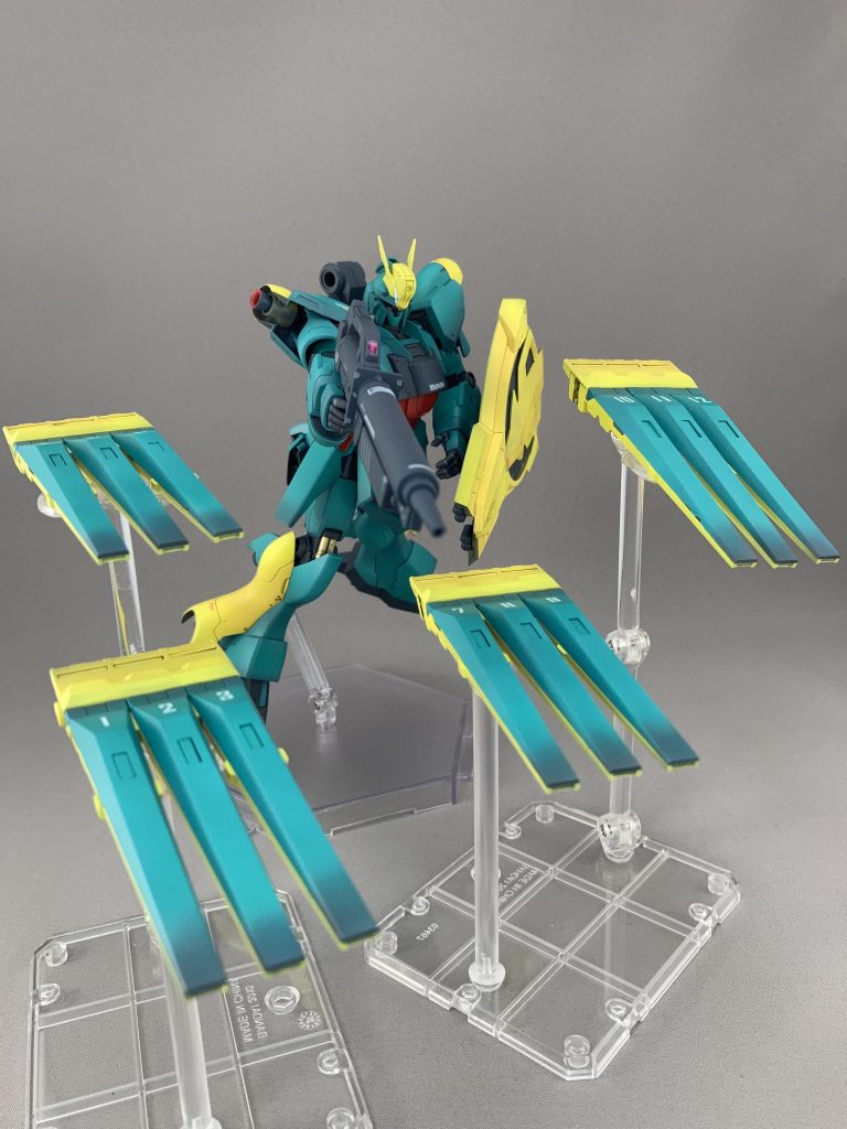 「ええい、ファンネル達!当たれーっ!」