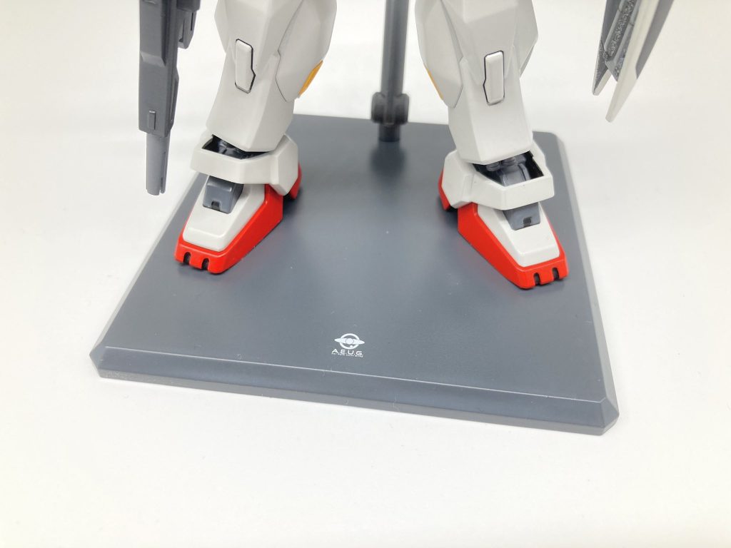 今回はキットを購入したお世話になってる模型屋さんに展示させてもらおうと考えているので簡単にベースを用意。エゥーゴマークは今回唯一のデカールです笑