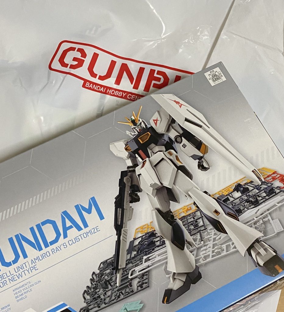 発売日の翌日、最寄りのガンダムベースを立ち寄った際、大量に平積みされていたのを見かけたので衝動的に購入しました。