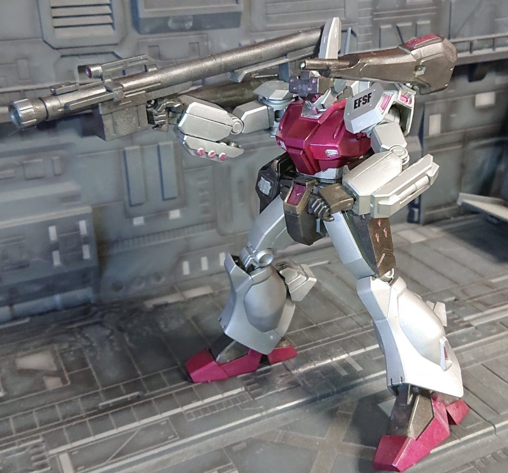 腰のグレネードとサーベルは腕に装備