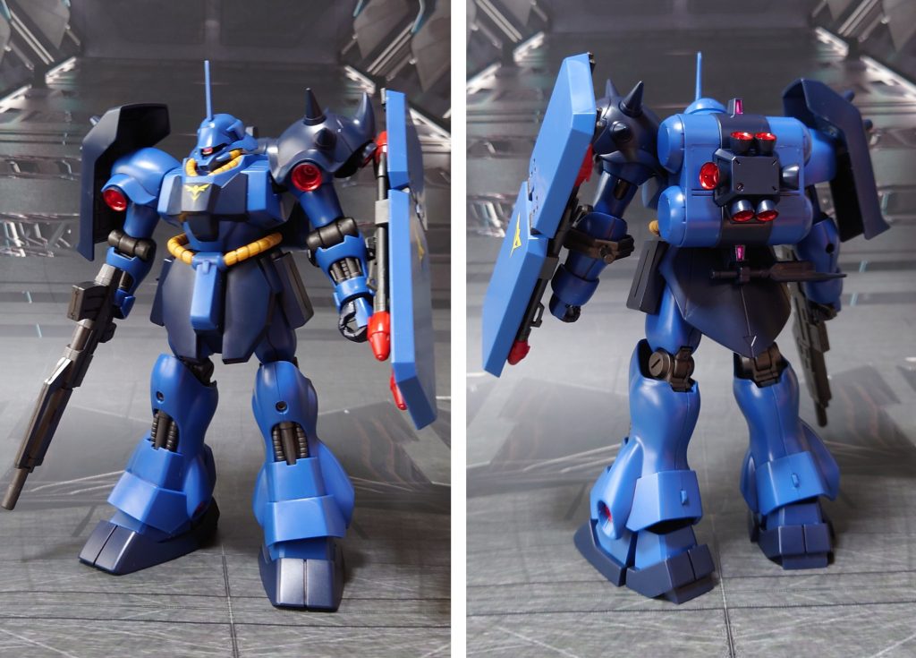 レズン機の前後ろ。墨入れにリアルタッチマーカーブルーと墨入れブラックを使用、スラスター内の赤はロイヤルメタレッド。影色にはSEEDダークブルー。モノアイは市販パーツに置き換え。胸当てとシールドのネオ・ジオンマークはデカール。デカール保護の為にガンダムマーカートップコート(光沢)を使用しています。