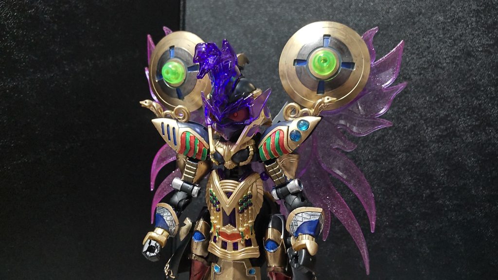 ○ダリアバインダー背部に増設した新武装で、中央にある宝玉からは、ビーム砲が放たれる。