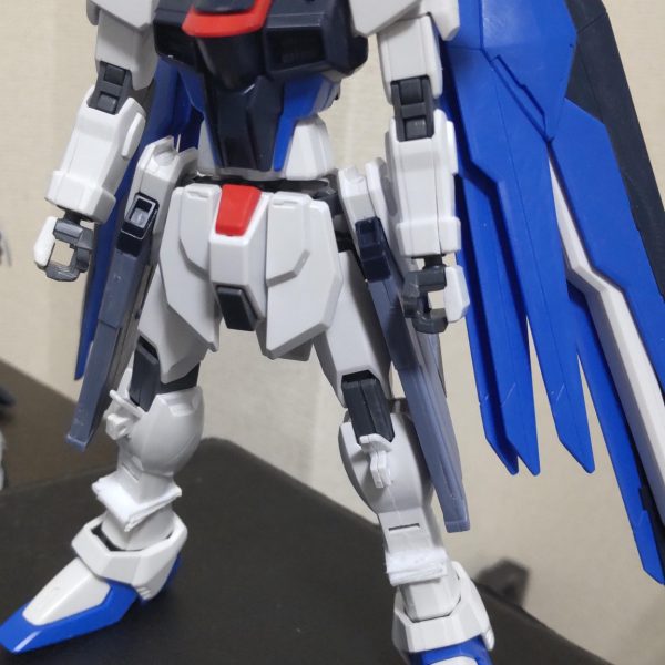 未着手のHGが幾つかあったのでフリーダムガンダムを組んでみました。とりあえず塗装だけしてみようと思ったのですが、スタイルがなんか気になるところ。他のHGと比べると胴の長さの割に足が短い(意外に胴が長い)のが原因じゃないかと思いました。なので、とりあえず足を切断してプラバン3ミリ分追加してみました。(3枚目)結構いい感じになったと思います。最近切ったり貼ったりばかりしてますが・・・笑（3枚目）