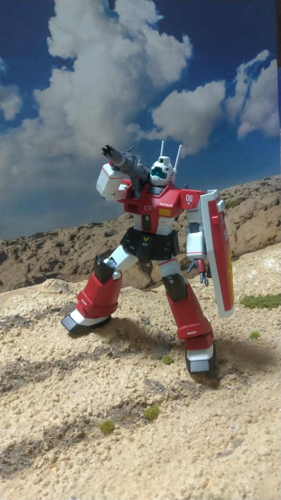 ジムキャノンのニコイチは、足のアーマーを3ミリ程延長工作をするらしいのですが、お手軽ミキシングなので本来の姿ではありません。しかし雰囲気はなんとなく出せているのでは?と思いますが、どうでしょうか?