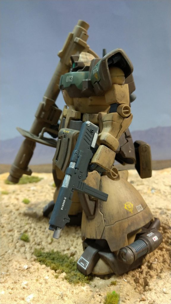 ドムトロのサンドブラウンは、サンディブラウンとレッドブラウン系の2色の機体になると思うのですが、何か差し色が欲しいと思い、胸部と肩にザクグリーンを入れてみました。