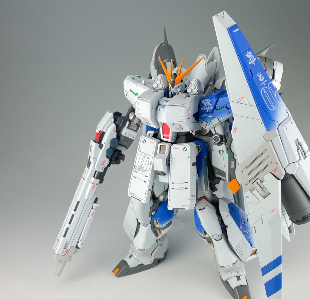 胸装甲はクリアランス調整、スカート装甲は差し替え(基部はνガンダムスカート)、足装甲はネオジム磁石、シールドは腕との接続部を簡単な自作で着脱できるようにしました。