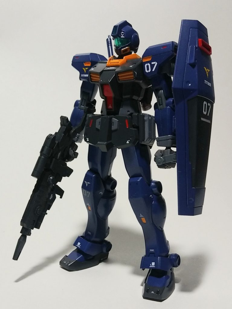 カラー変更以外に特別な工作はしておりません。足首関節や首関節の肉抜き穴埋めと少々のモールド追加。キットのシールドはseed風だったので、サンボル版から流用しました。