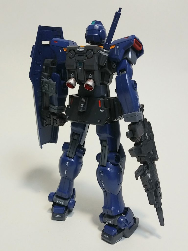 ティターンズなのにスプレーガンでは貧弱なので、30MM武器セットから拝借しました。バックパックはオリジン版ジム系を使用しています。