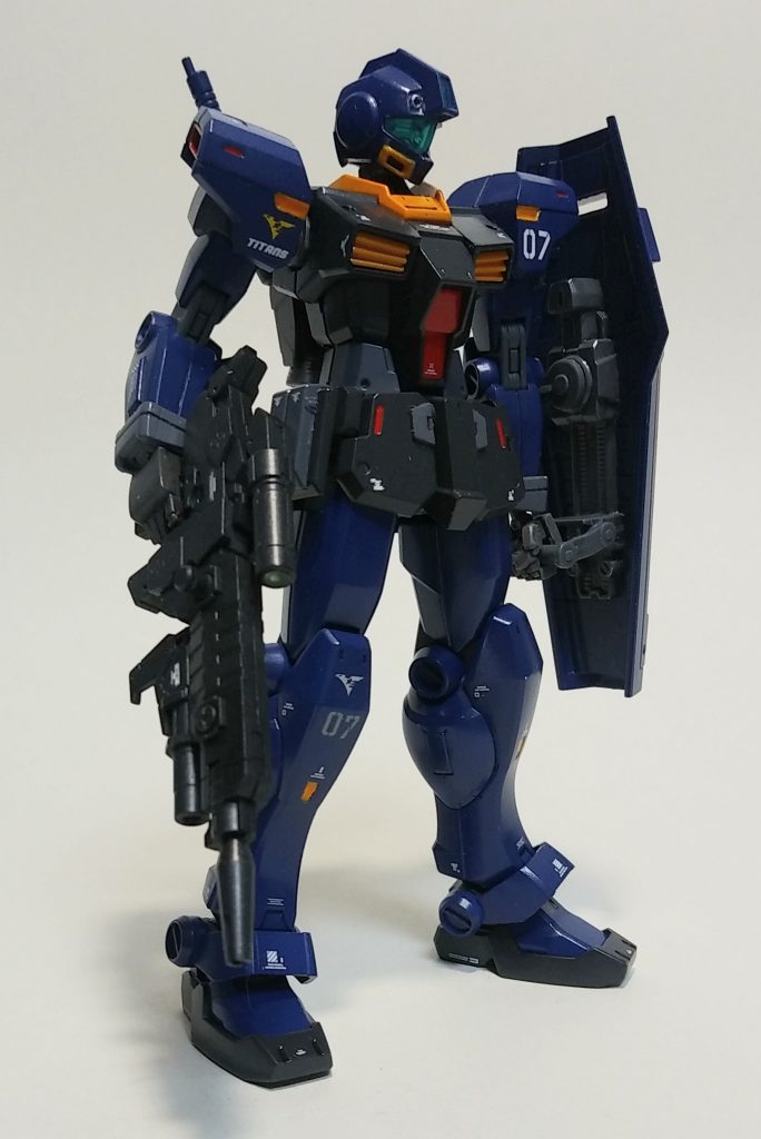 今回のテーマは、ティターンズカラー2色の配分とアクセントカラーの配置でした。ティターンズブルーはそのまま塗料が発売されているので調色不要で楽ですが、個性を出すのも難しいですね。普段はHGでは部隊マークぐらいしかデカールを貼らないのですが、今回は多めに使用しました。