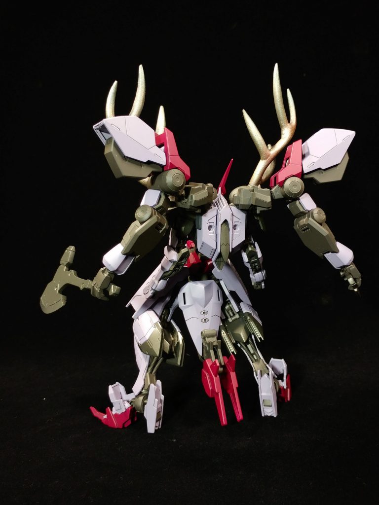 背面はグレイズアインの両腕を背負わせました。阿頼耶識システムの恩恵です。両肩のツノ?はプラ棒を炙って鹿角にしました。