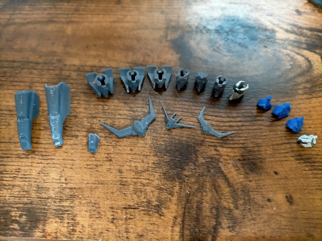 今回ボツになった3Dプリントのフンドシや髑髏たち。アンテナはバルバトス風にしようかとも思いましたが、似合わなかったため結局マスオさんの真似になってしまいました。