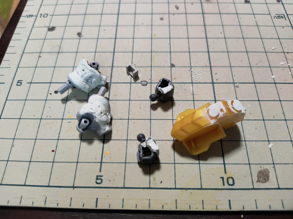 頭のスパイクをカットした部分に出来た穴、脚部、手をパテ埋めしています。脚部の整形は、今の自分には難しく……。