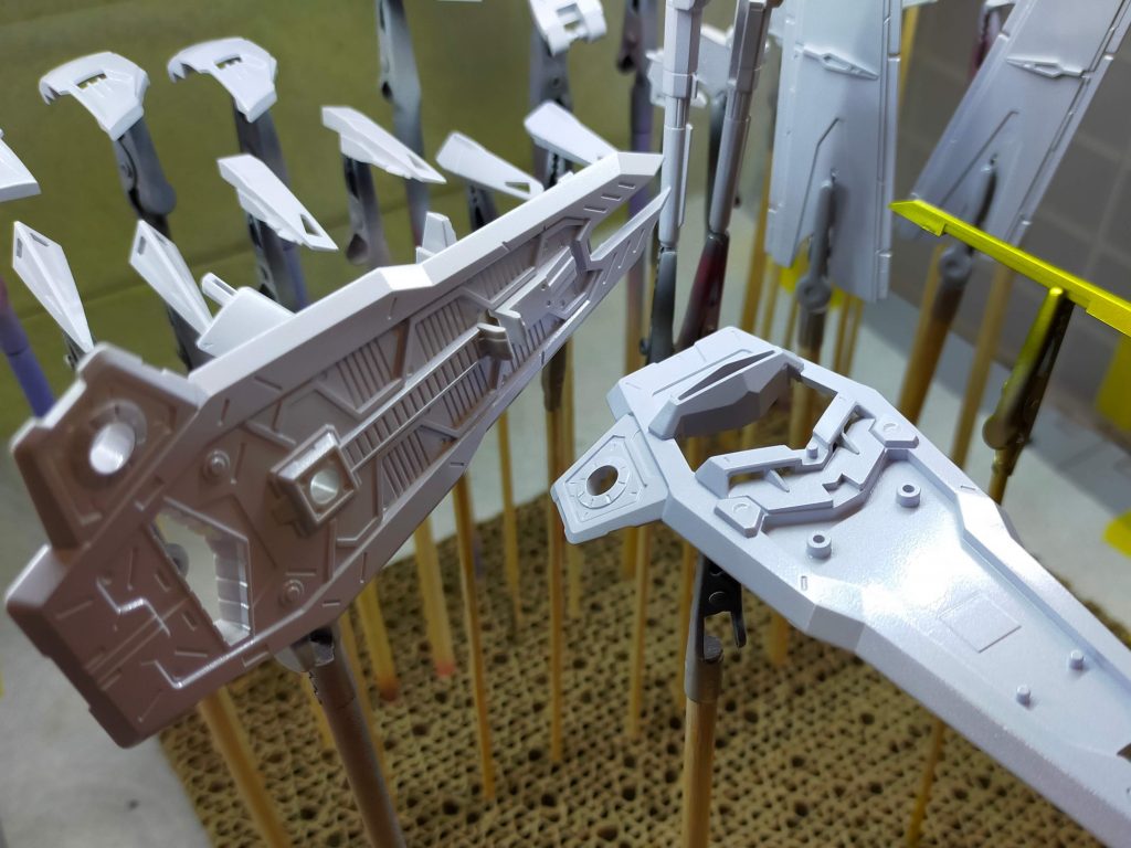 白パーツはフリーダムと同じ、うっすら青いホワイトにクリアシルバーを重ねました。写真では伝わらない細かなキラキラがあります。