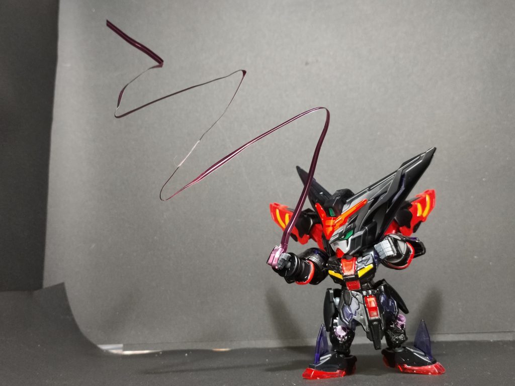 マスターガンダムといえば、やはりマスタークロス。100円ショップで買った包装用の針金リボンを2本繋いで使っています。