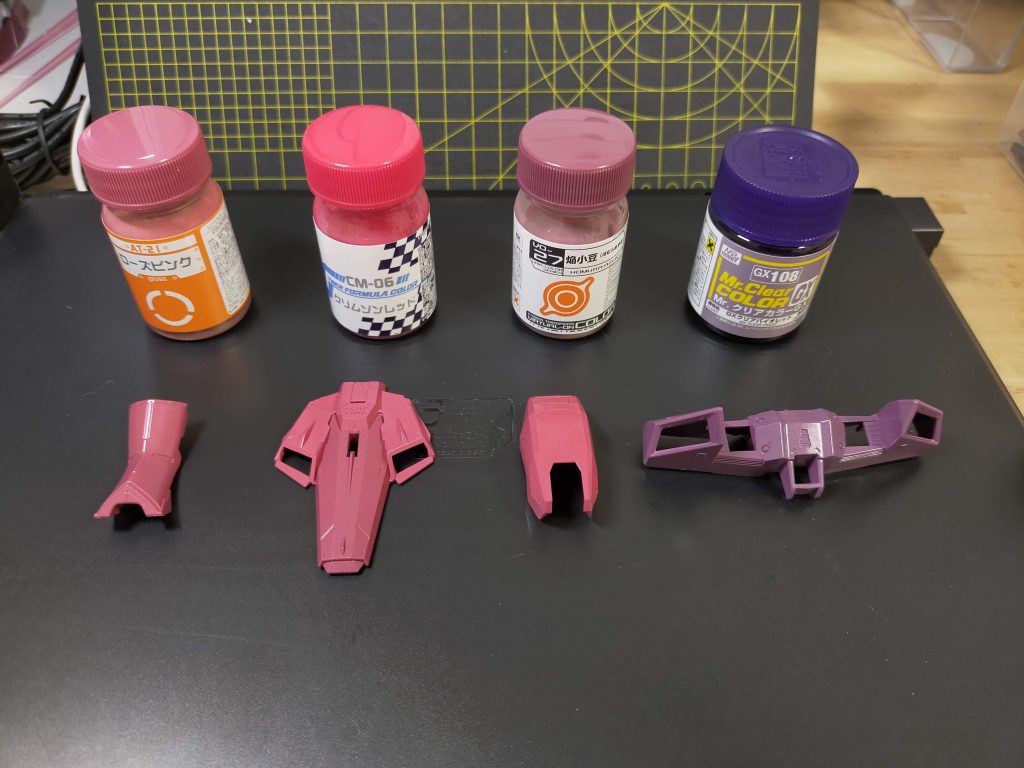 外装の赤は成形色だと結構ピンクなんですが、濃いめかつ少しくすんだ色をということで、ボトムズカラーのローズピンクをベースに色んな赤を混ぜてます。もう二度と同じ色は作れません(笑)