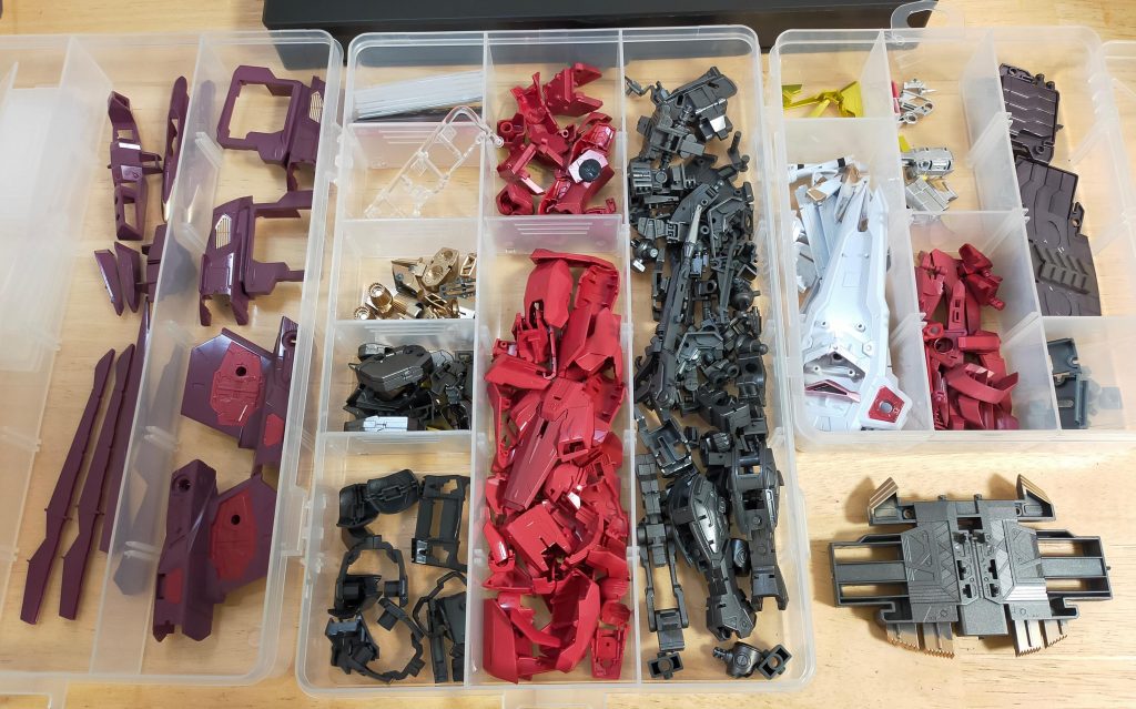 塗分けたパーツの数々。色数にして11色!実際には赤を一度塗りなおしてるのでのべ12色です。(+エナメル部分塗装)■カラーレシピ・フレーム:サーフェイサーEVOガンメタ・外装ホワイト:パールコールドホワイト+ミリオンブルー少々+クリアシルバー・外装レッド(薄):ローズピンク+クリムゾンレッド+純色マゼンタ少々・外装レッド(濃):クリムゾンレッド+焔小豆+クリアシルバー・外装レッド(一部):GXメタルピーチ・ファトゥム-00:焔小豆+GXメタルバイオレット・外装ブラック:ニュートラルグレーV・外装ブラック(一部):GXメタルブラック・アンテナ:スターブライトブラス・ツインアイ:GXメタルグリーン・部分塗装(エナメル):チタンゴールド・トップコート:EXセミグロスクリアープレミアム