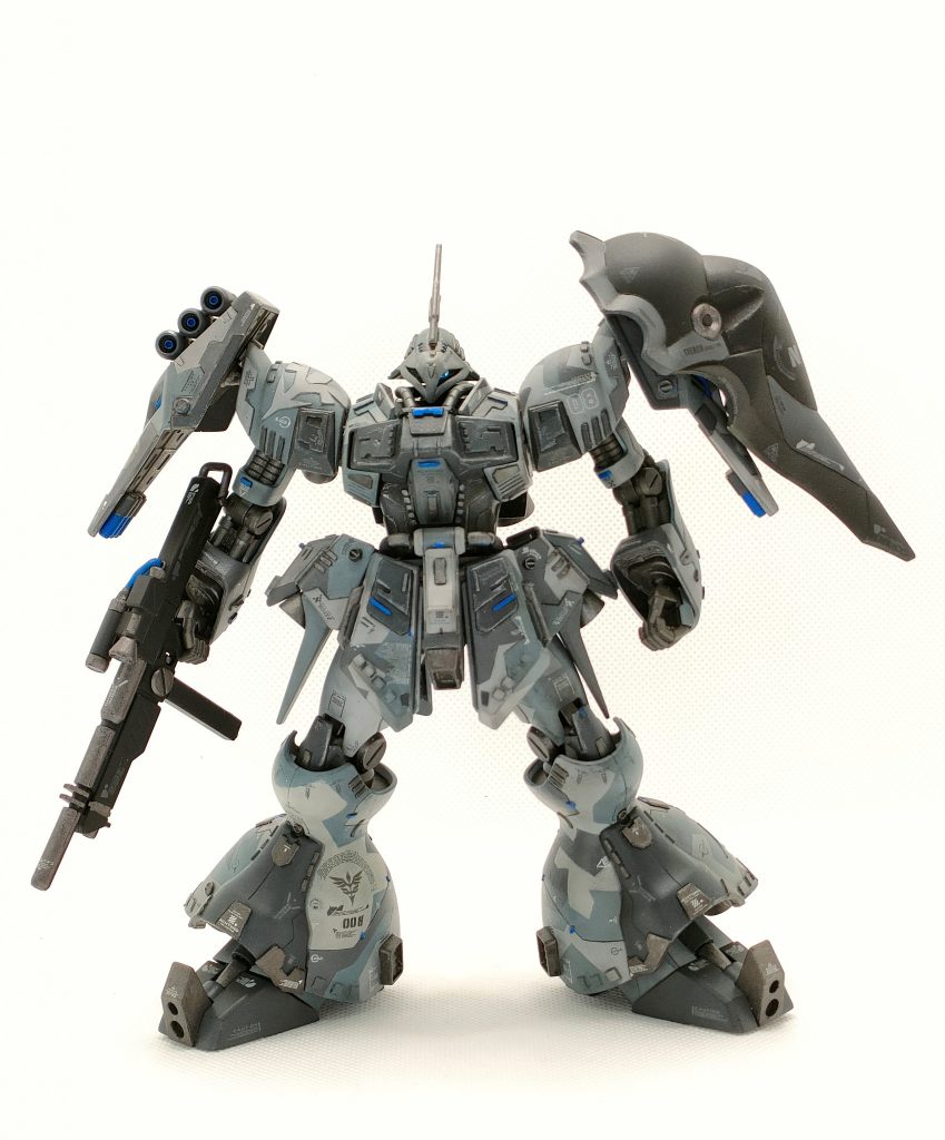 左肩にクシャトリヤのバインダーをより小型にした試作パーツという設定で追加。(時系列合っているかは不明)使いどころが無かったSDクシャトリヤのバインダーが運よくフィットしました