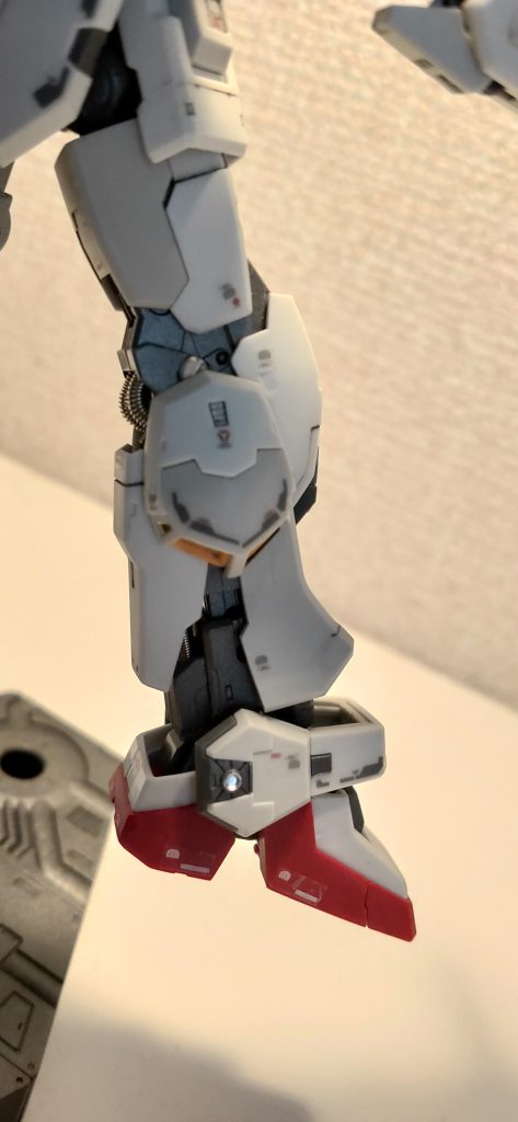 脚部の動力パイプもwaveのA-スプリング、マイナスモールドはどこのものか不明です。撮影技術が拙いせいでわかりにくいですが、内部フレームはガンメタで塗装しています。肉眼で見ると控えめな光沢がいい感じです。