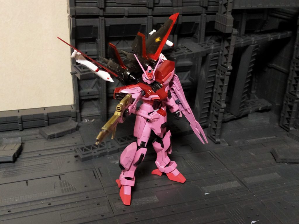 黄金銃ビームライフル。国家代表に対して黄金にコーティングした銃を提供する連合の趣味だが、代表であるカガリ達に悪趣味だとして却下されそうになる。が、モルゲンレーテからライフルくらいならヤタノカガミ仕様にしてもいいのではないかという意見も出ている模様。