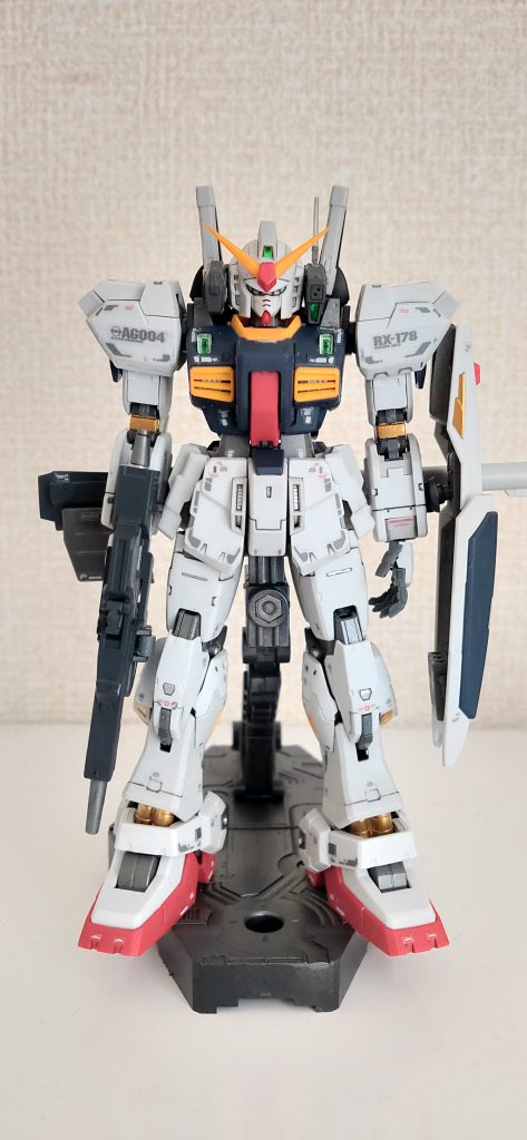 （追記）リアルスティックデカールの金属部があまりにもおもちゃっぽかったので、新しく購入したこともありスターブライトゴールドで塗装しなおしました。本物の金属のような仕上がりに大満足です。