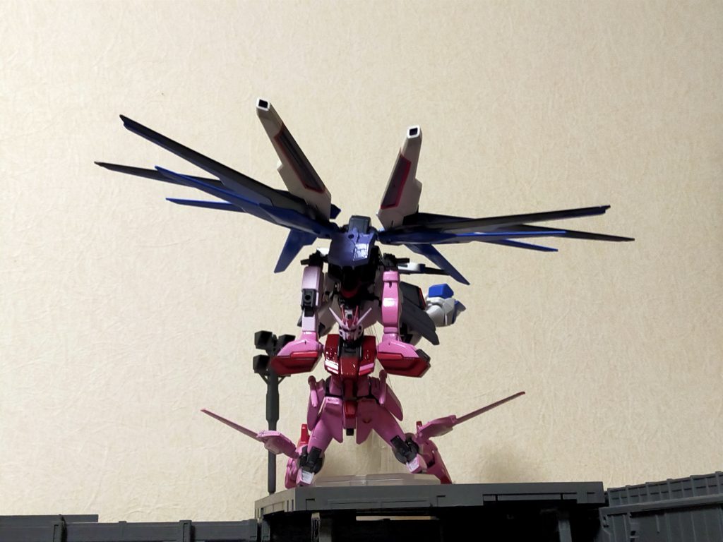 ちなみにストライカー分離してグライダーとしても使用可能。腕部通しての電力供給が出来るので問題は無い。バラエーナ・プラズマ収束ビーム砲を使用して攻撃。