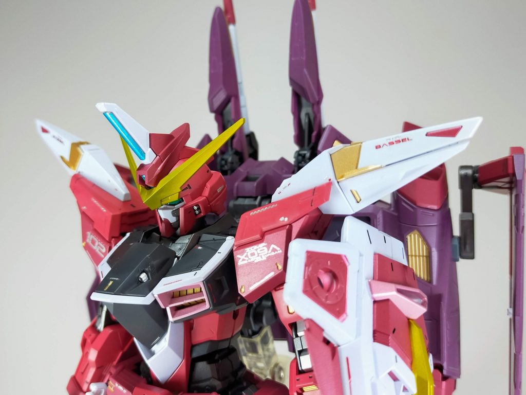 今回もMETAL BUILDのカラーリングと質感表現を目指して塗分けました。ところどころ、差し色に2種類のゴールドを使ったことで情報量がUPしてます。デカールは付属のマーキングシールと、プレバン限定のスペシャルコーティング版に付属の箔押しデカールをMIXして使ってます。