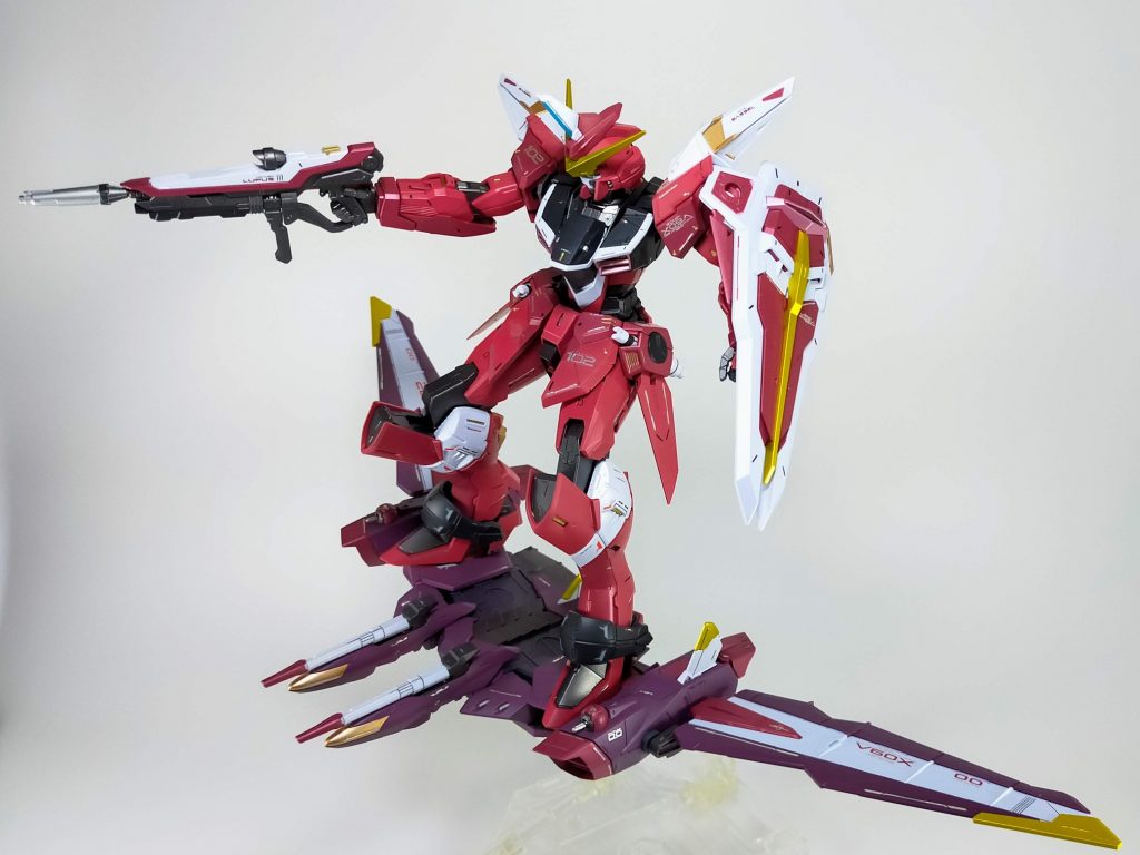 翼のフリーダムに対して、フライトシステム「ファトゥム-00」を背中に備えるジャスティス。翼を広げるとかなりデカいです。安定して乗せられるように足の裏にピンがあるのはいいですね。