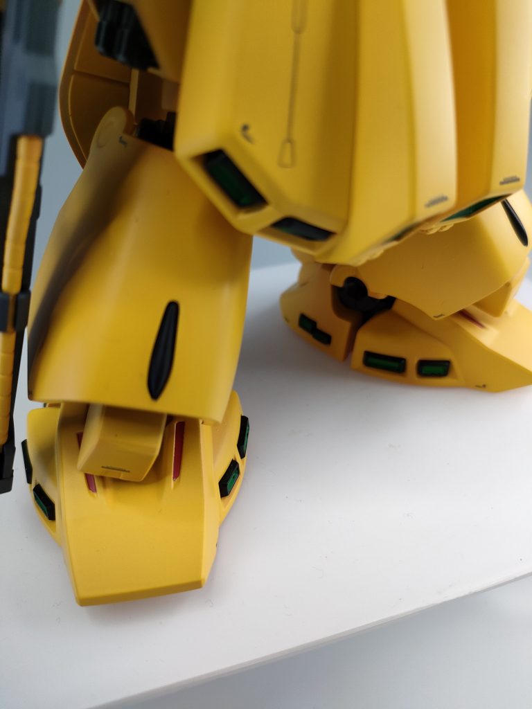 肩は厄介な合わせ目処理。顔は前後に合わせ目が来るので、先人の知恵を借りて後ハメ加工をしました。スラスターは全身に大量にあるので、塗り分けが大変でした。スラスターの塗り分けは、→サフ→グリーン塗装→マスキング→周囲をブラック塗装→マスキングを外し、縁を筆塗りでブラック塗装→フラットクリアー何個かリテイク。面倒でしたー😫脚部は付属のシールをマスキング代わりに塗り分けました。 脚部の凸部は設定では黒なので、全体を黄色塗装してからマスキングして、エナメルの黒をエアブラシで塗装、少しはみ出た部分はエナメル溶剤で拭き取りで上手くいきました。 胴体のスラスター部分には塗装したエッチングパーツを取り付けています。デカールは色々なものを貼っています。○塗装◆本体黄色サンシャインイエロー（下地ピンクサフ）◆スラスター内部はデイトナグリーン、外側はEXブラック◆動力パイプハーマンレッド◆モノアイ蛍光ピンク◆フレームや関節等メカサフ　スーパーヘヴィ◆武器クレオス　333◆トップコートフラットクリアープレミアム