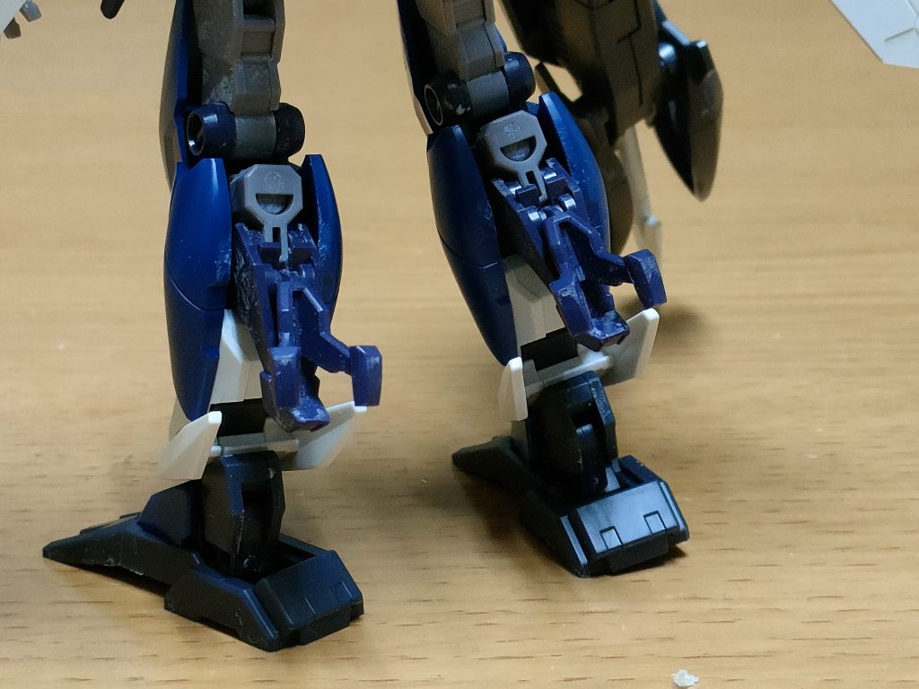 大腿裏。コアガンダムと同様脚部を格納出来ない。