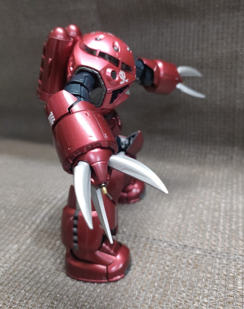 腕部のメガ粒子砲にメタルパーツを付けてみました。メタルパーツと言っても、サザビーのファンネルの先に付けたのと同じで、使い捨てライターの火が出る部分ですけどね