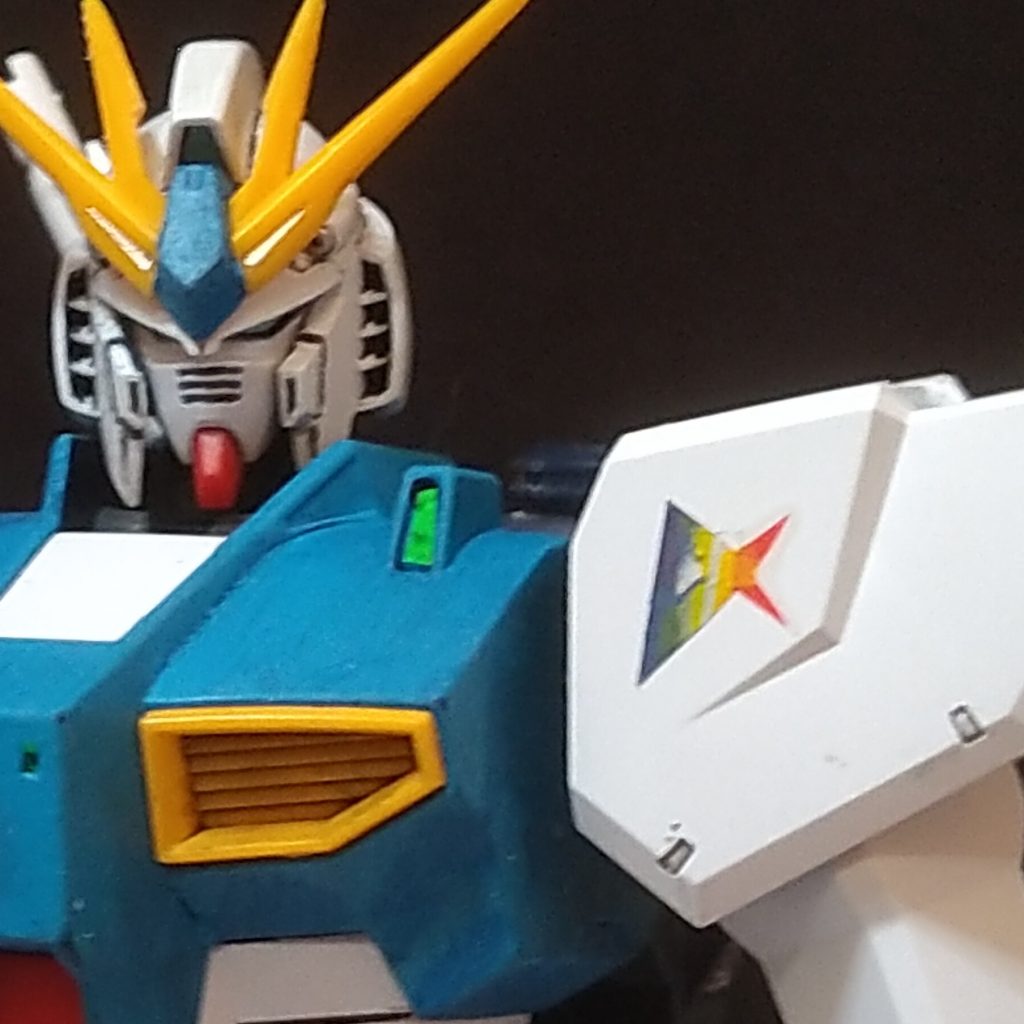 EG付属のシールの上からグラデに塗ってみました。シールドのは足に肩はユニコーンではなくAに。センサーはラピーテープで。