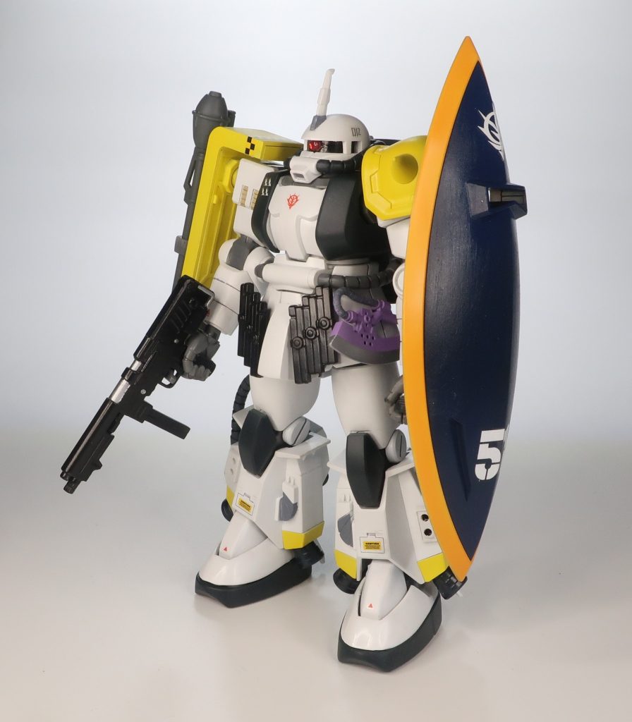 余っていたゲルググシールドを何とかしたかったので、持ってもらいました。