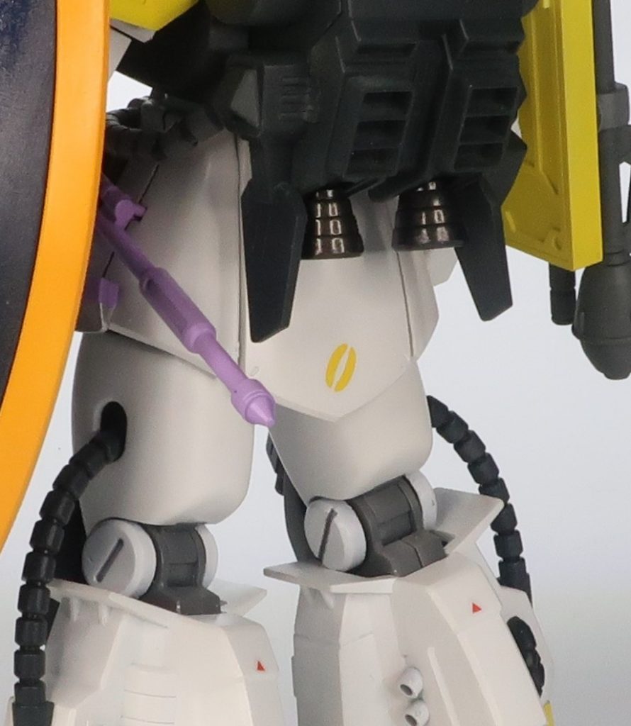 後部スカートには彼女のパーソナルマークである「黄色の斜めO(オー)」がペイントされています。