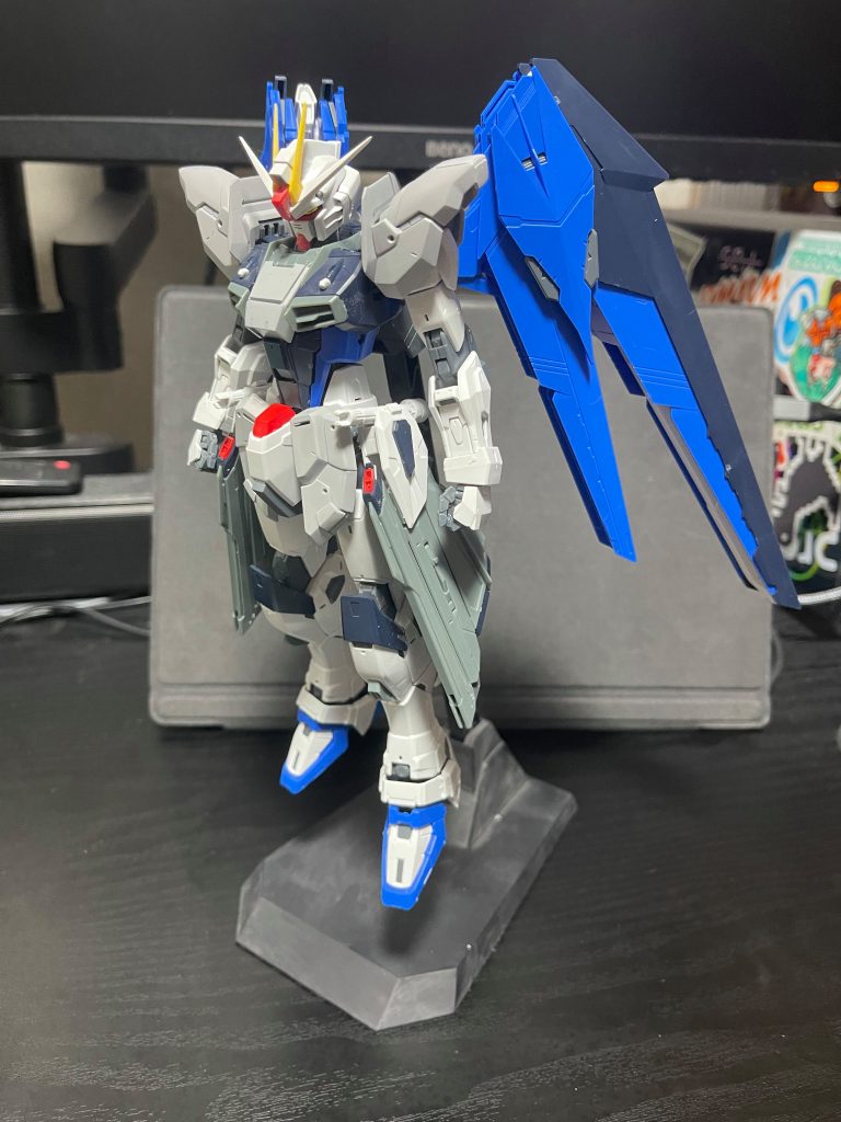 でっかい?長い?肩が好みじゃないので、テスタメントガンダムのものをちょい加工。胸の真ん中の半円筒?みたいなのも好みじゃないので、プラ板でフラットに。(一応、肩も胸も純正のと付け替えれるようにして普通のフリーダムも再現できるようにした)