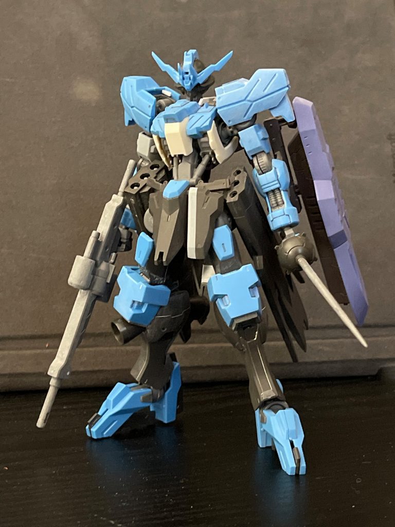 仮組み。サイドスカートは分厚すぎに感じたので薄くしてます。（右腰のがノーマルで左腰のが薄くしたやつ）ハンドガン着脱ギミックの再現のためにフロントアーマーは2.5ミリほど幅増ししてます。（そのまんまだとハンドガンがはみ出ちゃったので）