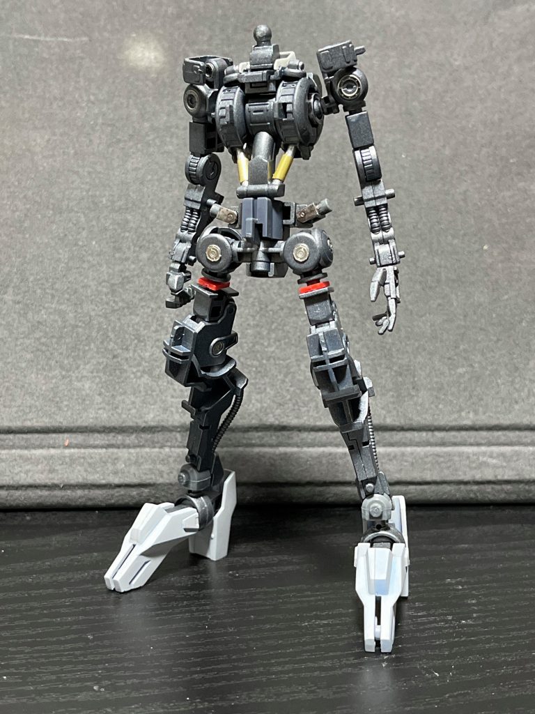 ガンダムフレーム。真鍮パイプとアルミパイプでシリンダーを作ったり、メタルパーツを貼ったり。