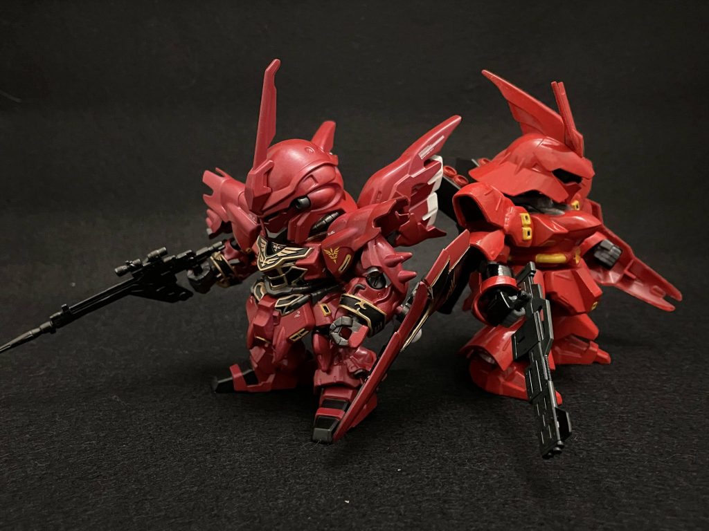 前に作った同じSDEXシリーズのサザビーと並べてみました。仕上げが異なるので雰囲気もやっぱり違ってきますね。光沢感たっぷりのサザビーも好きですが落ち着いた感じのするシナンジュも良いです。しばらくはこの2体横に並べて飾っておこうかな。最後までご覧いただきありがとうございました。