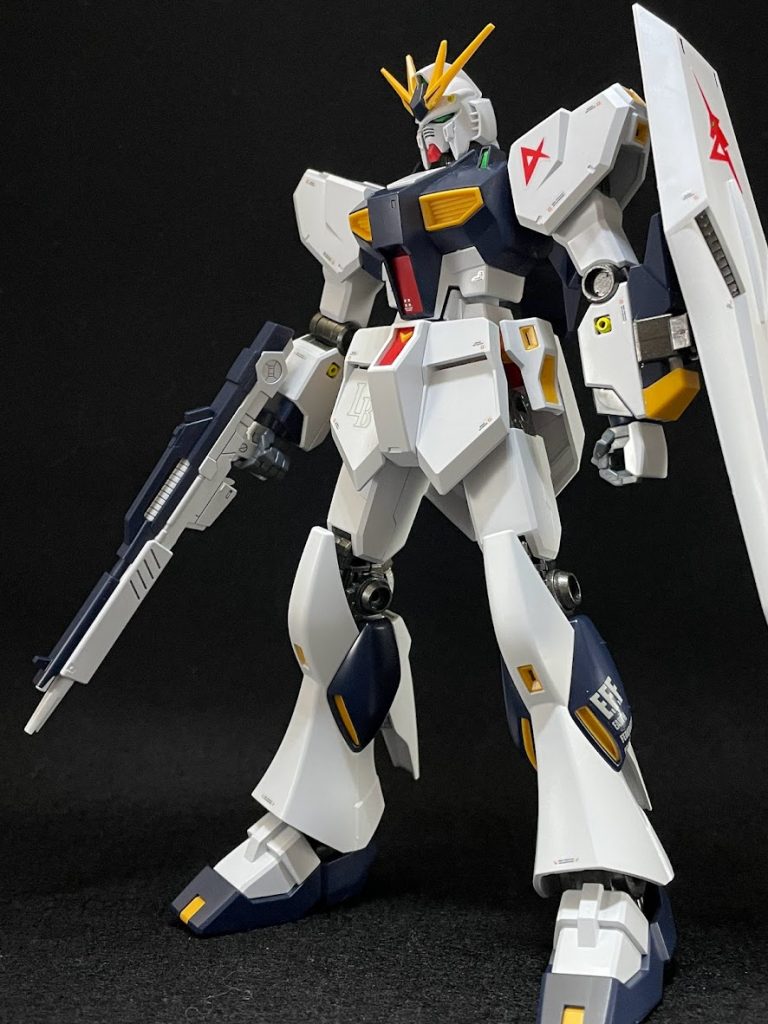 今回はサクッと作り切るのを優先したので塗装はチョットだけ……でも本当に必要最低限の塗りだけでここまで色分けが出来ているのは流石ですね。ーーーーカラーレシピーーーーフレーム…黒鉄色:シルバー=1:1カメラアイ、肩部のセンサー…シルバー塗装後にクリアーグリーンバーニア、ダクト…シルバー、ゴールドスミ入れ…ガンダムマーカー流し込みスミ入れペン(グレー)、コピックモデラ―ブラックーーーーーーーー水転写デカールはガンダムデカールとハイキューパーツのコーションデカールをVer.Kaを参考にしながら貼っています。