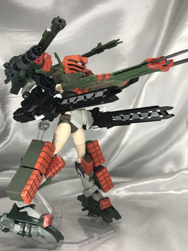 ちまちまとした作業を大切にしました。BB戦士あるあるの武器単色を細かく塗って情報量を上げてます。長大なレールガンをどこから生やすか迷った挙句ヴェスバー風に。