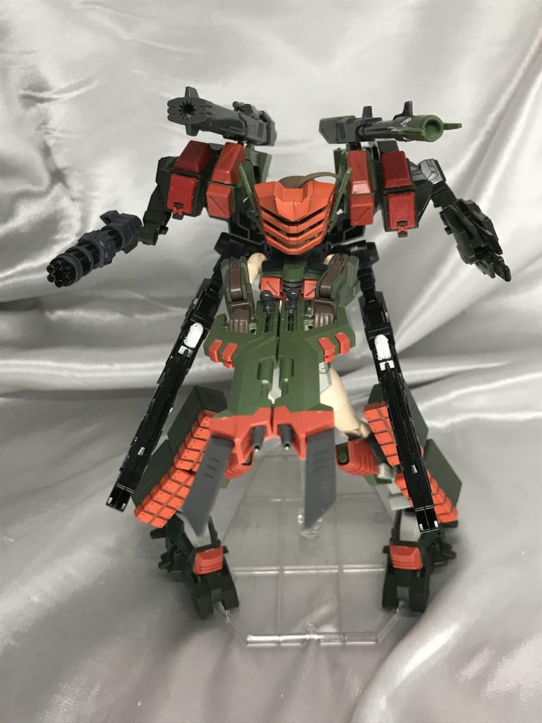 上からとるとバイザー下げたように見えるのでガンダム度上がります。やっぱヴェルデバスターは両肩の合体しない二振りのランチャーですよな。