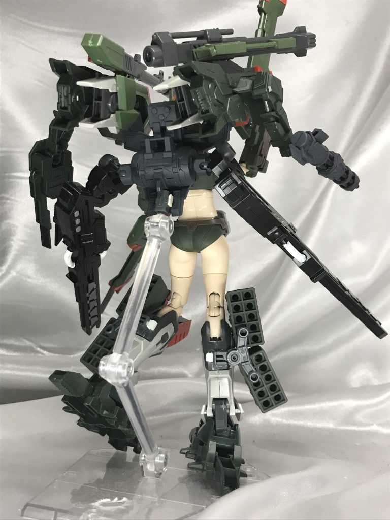 お尻。脚部が貧弱に見えたのでオプションパーツのミサイルを追加しました。肉眼で見ると違和感ないのに腿から下の色が違って見える…