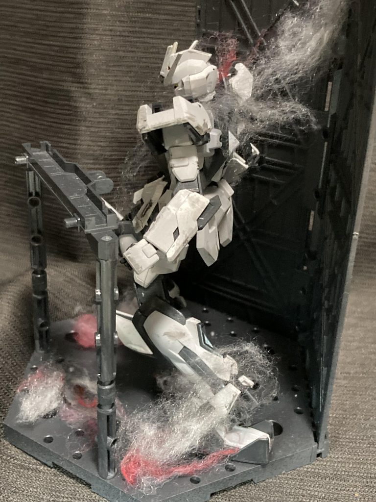 別角度から綿をどの程度の濃さで置くかは難しいですね。色についてはグレーと赤、ワインレッドで着色した綿を適当に混ぜてちぎってをして調整しました。